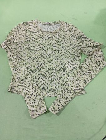 Bar III Damenlangarmshirt mit grünem Mesh-Print