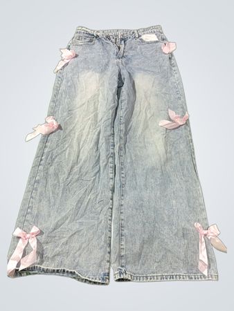 Hellblaue Wide-Leg-Jeans mit rosa Schleifen