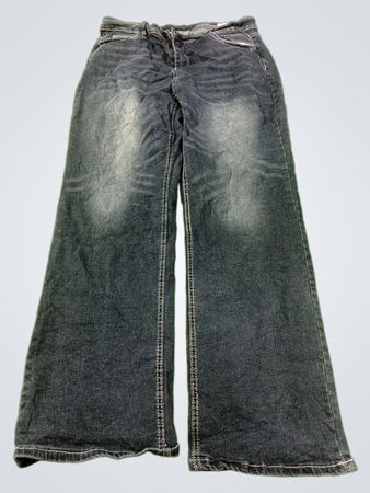 Blaujeans mit dekorativen Gesäßtaschen