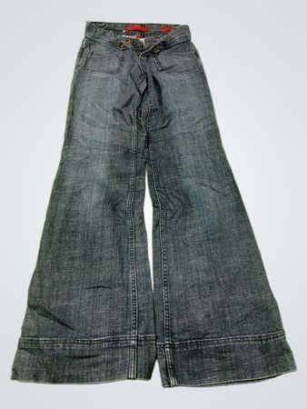 Blaue Jeans mit weitem Bein