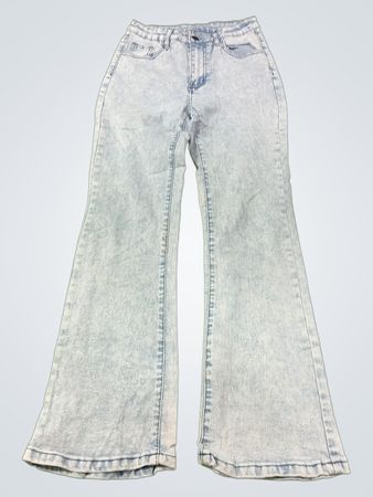 Hellblaue Schlagjeans mit pinker Schleifenstickerei