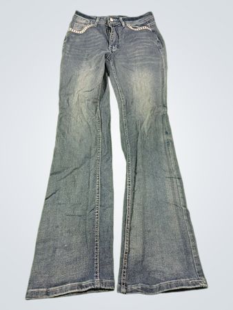 Blaue Schlagjeans mit dekorativer Nahtverzierung