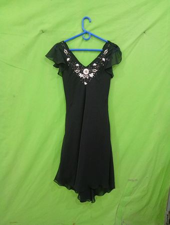S.L. Fashions Schwarzes besticktes Kleid mit kurzen Ärmeln