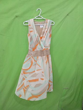 Elia vfton ärmelloses Wickelkleid mit floralem Taillendetail