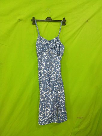 Blaues Midikleid mit Spaghettiträgern und Blumenmuster