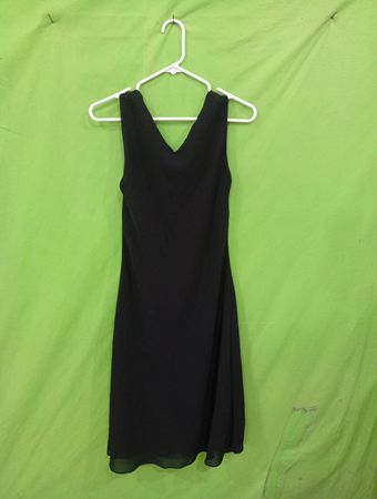 Schwarzes ärmelloses Kleid mit Label "1664