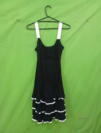 Schwarzes Kleid mit Rüschen