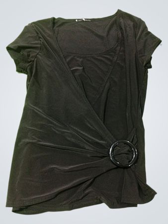 Schwarzes Wickel-Oberteil mit kurzen Ärmeln und Ringdetail