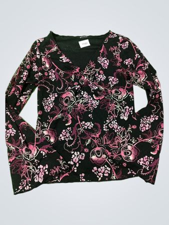 Schwarzes Langarmshirt mit rosa Blumenmuster