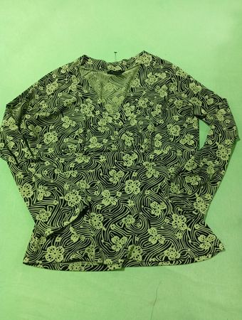 GNW Damenoberteil mit V-Ausschnitt und langem Ärmel in Schwarz-Weiß mit Blumenmuster