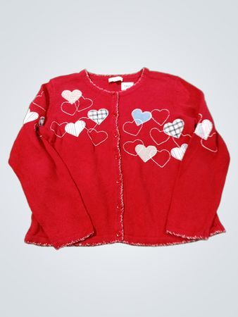 Roter Cardigan mit Herzaufnähern