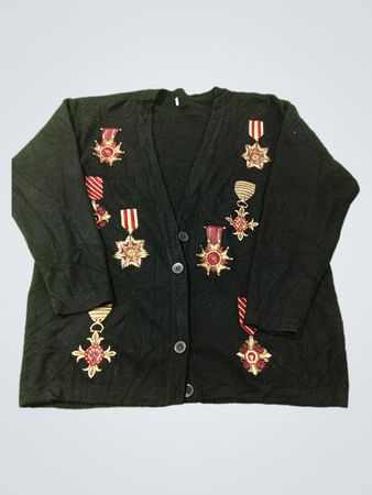 Schwarzer Cardigan mit bestickten Orden