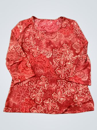 Rotes Oberteil mit Blumenmuster und langen Ärmeln