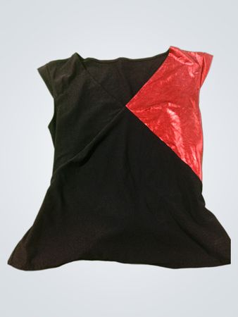 Schwarzes und rotes ärmelloses Oberteil mit Bindendetail