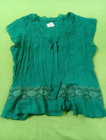 Grüne Bluse mit Spitzenbesatz und Schleifenkragen