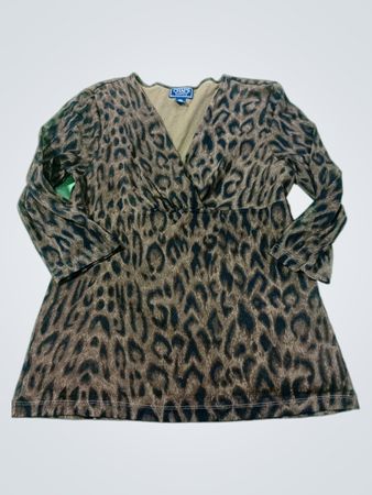 Chaps Classics Petite V-Ausschnitt-Oberteil mit Leopardenmuster