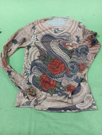 Langarmshirt mit Schlangen- und Oni-Tattoo-Print
