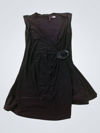Schwarzes ärmelloses Kleid mit Schnallendetail