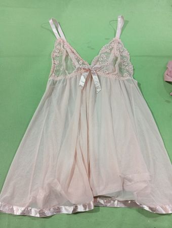 Pinkes Babydoll-Dessous mit Spitzendetail und Schleife
