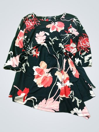 Alfani Petite Oberteil mit floralem Print und asymmetrischem Saum