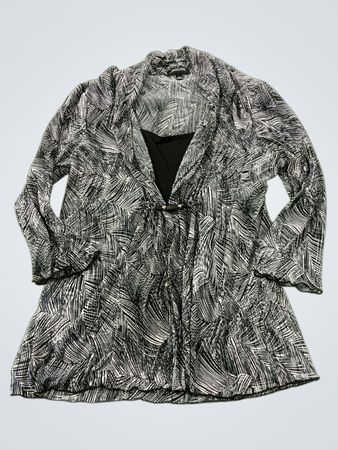 NOTATIONS schwarz-weiß gemusterte Bluse mit schwarzem Unterteil
