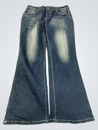Blaue Jeans mit Schmetterlings-Taschen-Detail