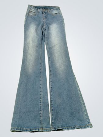 Blaue Schlagjeans mit Schmetterlingsstickerei