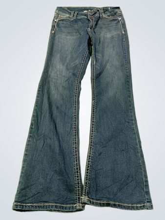 Wallflower Die üppig-kurvige Bootcut-Jeans mit figurbetontem Sitz