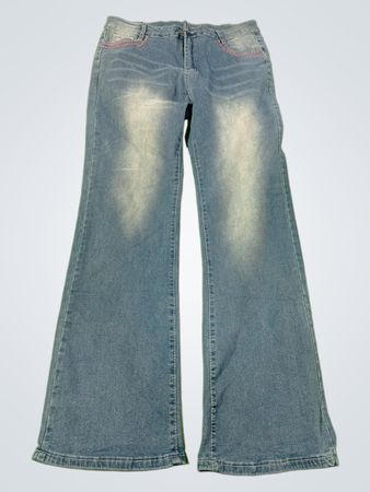 Blaue Jeans mit ausgestelltem Bein und pinker Stickerei