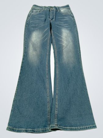 Blue Flare-Jeans mit weißen Nähten und bestickten Flügeln auf den Gesäßtaschen