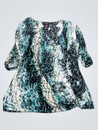 Style & Co. Petite Top mit Schlangenmuster