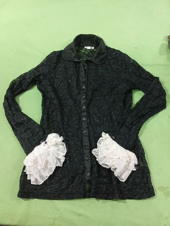 Nir & Dorab schwarze Spitzenbluse mit Rüschenmanschetten