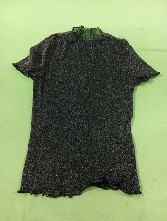 Schwarzes glitzerndes Top mit Rüschenkragen