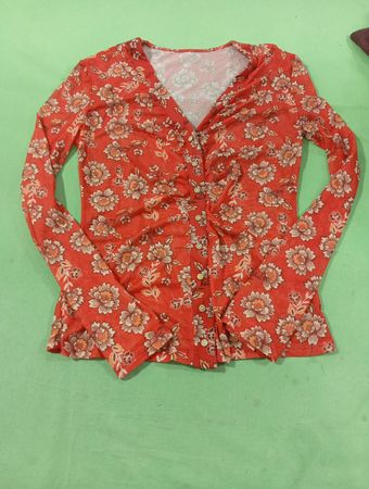 Rotes Blumenmuster Langarmoberteil
