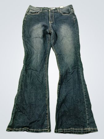 Jeans mit ausgestelltem Bein und weißer Nahtführung