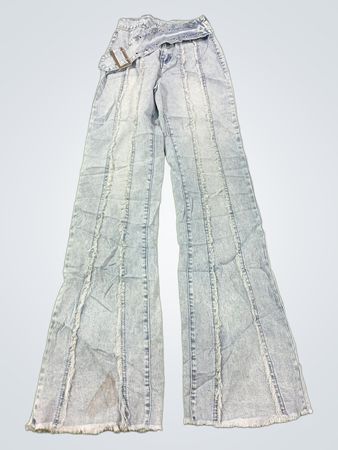 Hellblaue Schlagjeans mit Gürtel-Detail