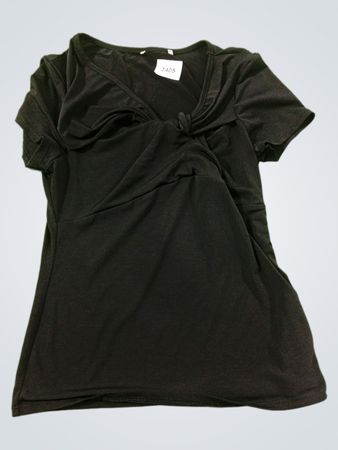 Schwarzes T-Shirt mit Nummer 3405-Etikett