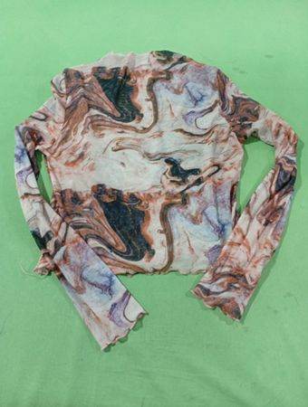 Durchscheinendes Mesh-Top mit Marmorprint