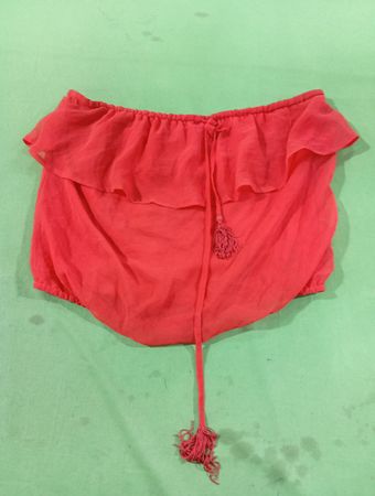 Coral Carmenbluse mit Rüschen und Quasten