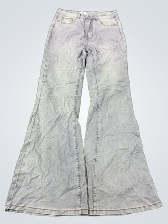 Hellblaue Flare-Jeans mit bestickten Taschen