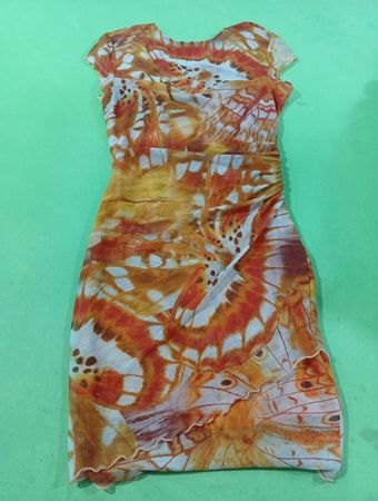 Orangen- und weißes Schmetterlingsmuster transparentes Mesh-Kleid
