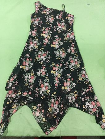 SLIMGIRL Blumenmuster One-Shoulder Kleid mit asymmetrischem Saum