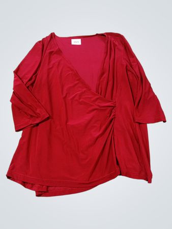 Rotes gerafftes V-Ausschnitt-Oberteil