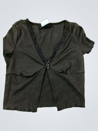 Schwarzer, gerippter Cardigan mit Spitzenbesatz und Knöpfen