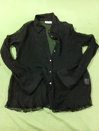 WORTHINGTON Schwarze, durchsichtige, plissierte Bluse mit Knopfleiste