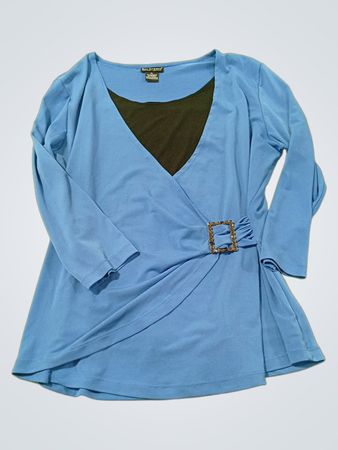 Bay Studio Karriere Petite Blau Wickel-Stil Top mit Verzierungen