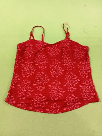 Rotes Spitzen-Cami mit Blumenmuster