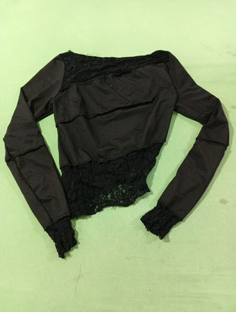 Schwarzes Top mit Spitzenbesatz und langen Ärmeln