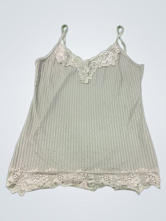 Geripptes Top mit Spitzenbesatz