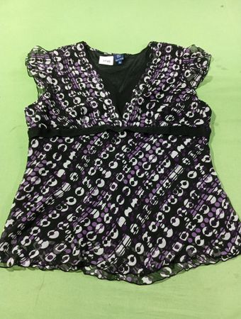 PETITES Damen V-Ausschnitt Top in Schwarz mit lila Kreisprint